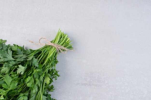 Montón de hojas de cilantro fresco sobre la superficie de la piedra. Foto de alta calidad