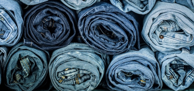 un montón de jeans retorcidos, primer plano, ropa de moda