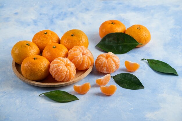 Montón de mandarinas clementinas orgánicas peladas o enteras