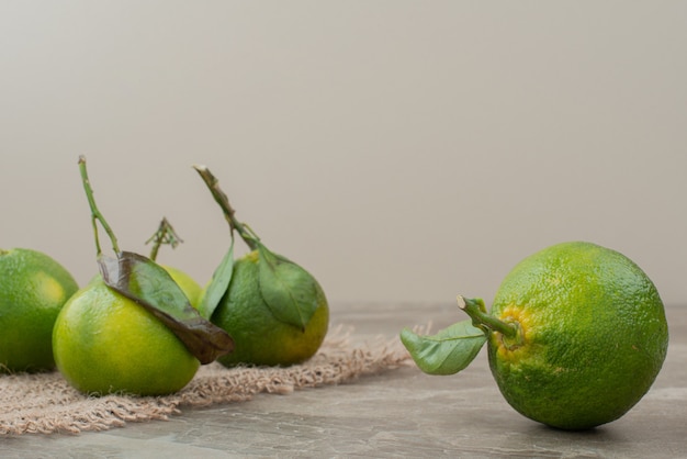 Montón de mandarinas frescas sobre mármol.