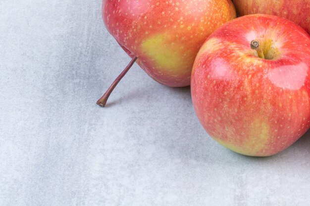 Un montón de manzana roja.