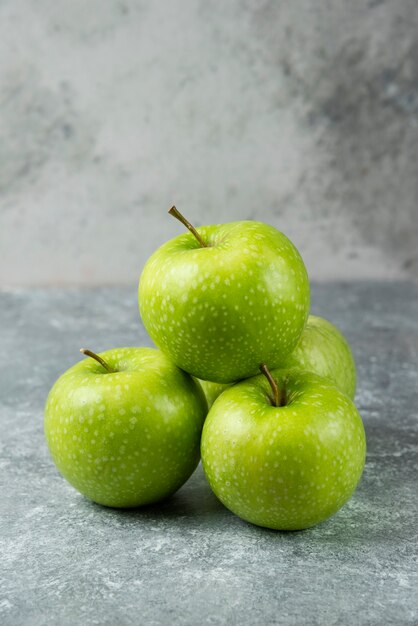 Montón de manzanas frescas sobre mármol.