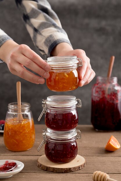 Montón de mermelada casera de naranja y fruta del bosque deliciosa casera