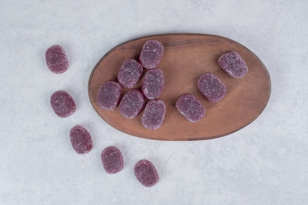 Foto gratuita montón de mermeladas dulces sobre fondo gris. foto de alta calidad