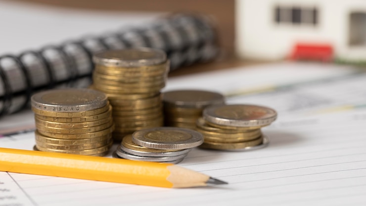 Foto gratuito montón de monedas en arreglo de papel