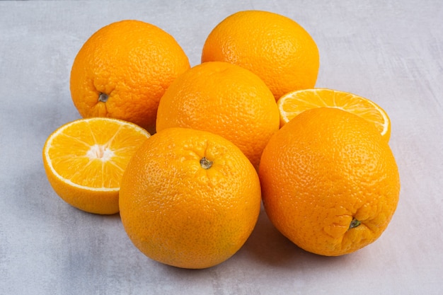 Un montón de naranjas frescas sobre el mármol.