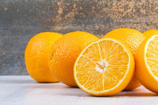 Un montón de naranjas maduras frescas, sobre la mesa de mármol.