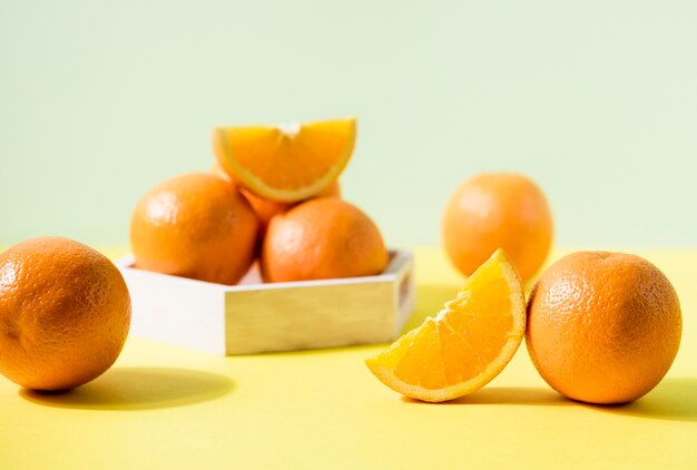 Montón de naranjas orgánicas sobre la mesa
