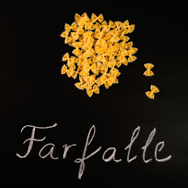 Montón de pasta farfalle