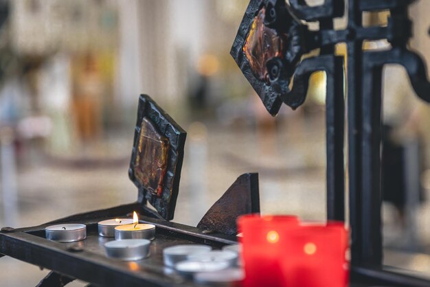 Un montón de pequeñas velas en una iglesia católica