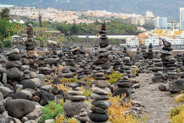 Montón de piedras con la ciudad en el fondo