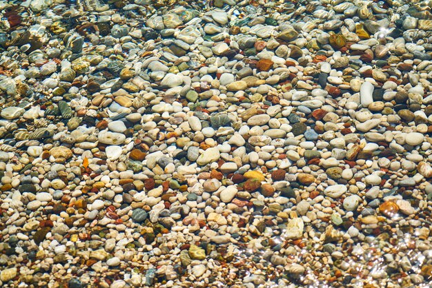 Montón de piedras de colores en la orilla del mar