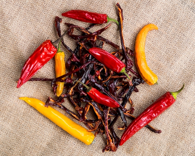 Foto gratuita montón de pimientos rojos secos con chile