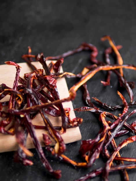 Foto gratuita montón de pimientos rojos secos