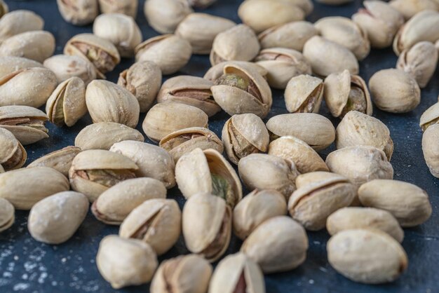 Montón de pistachos tostados y salados