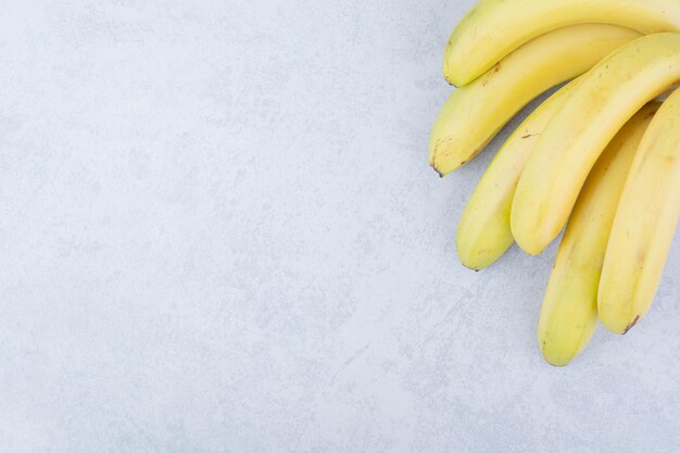 Montón de plátanos de frutas maduras sobre fondo blanco. Foto de alta calidad