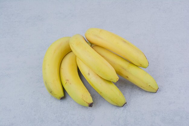 Montón de plátanos de frutas maduras sobre fondo blanco. Foto de alta calidad