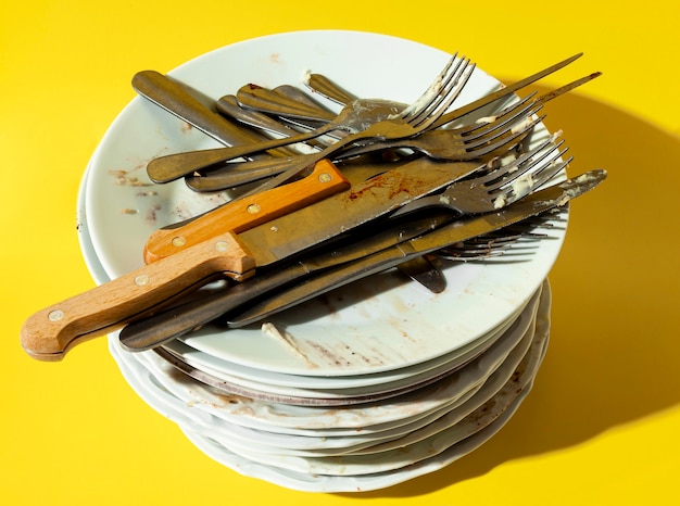 Montón de platos y cubiertos sucios