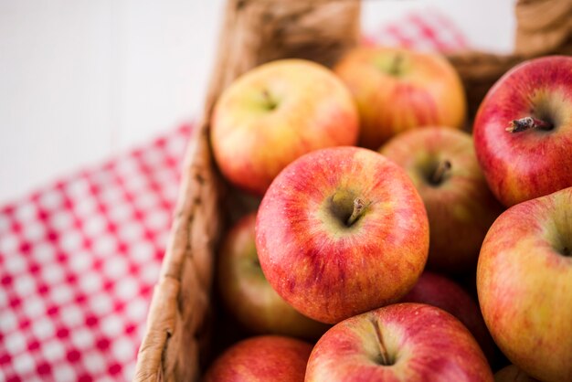 Montón de primer plano o manzanas orgánicas listas para ser servidas