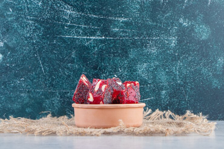 Foto gratuito montón de pulpas de frutos rojos secos con nueces en cuenco de cerámica.