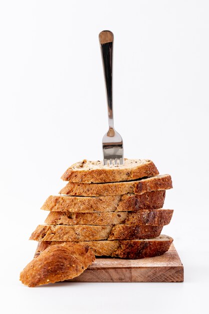 Montón de rebanadas de pan con un tenedor en la parte superior