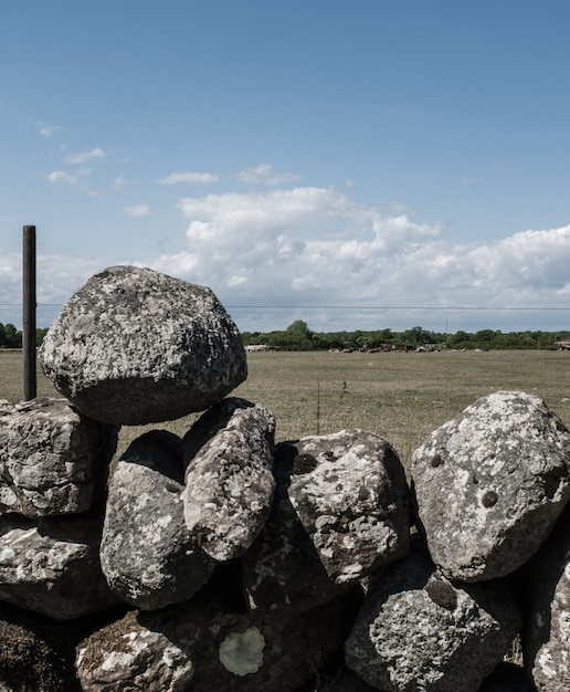 Montón de rocas apiladas una encima de la otra como una valla en un campo