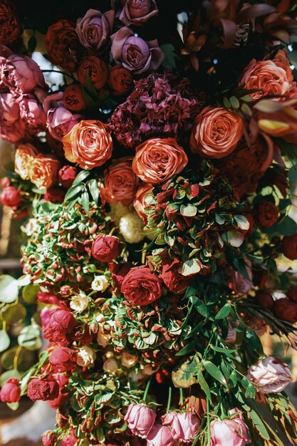 Un montón de rosas y spearworts ponen en onde garland