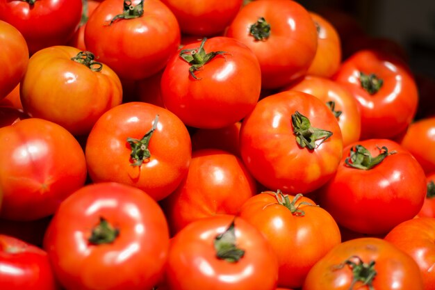 Montón de tomates frescos y deliciosos.