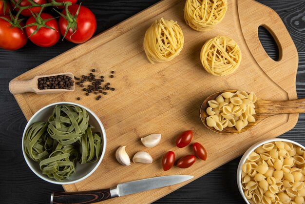 Un montón de tomates con pasta italiana alrededor