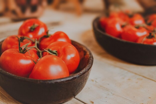 Montón de tomates en un tazón negro