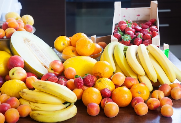 Foto gratuita montón de varias frutas frescas