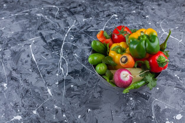 Montón de verduras frescas colocadas en un recipiente de metal