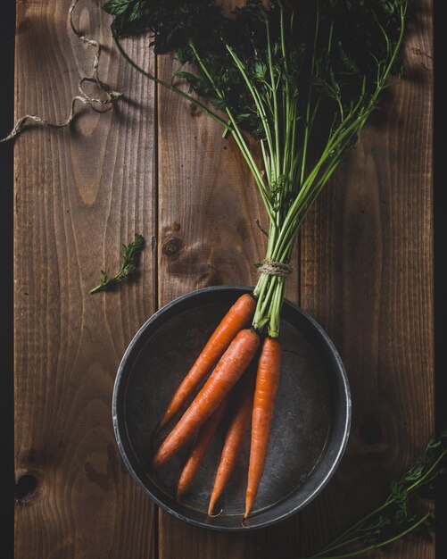 Montón de zanahorias en una olla