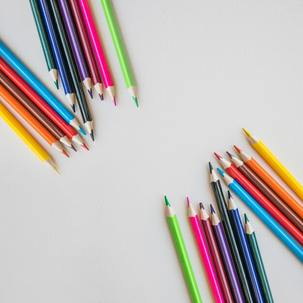 Montones de lápices de colores