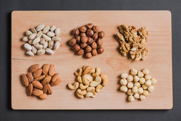 Montones de nueces en el tablero de madera