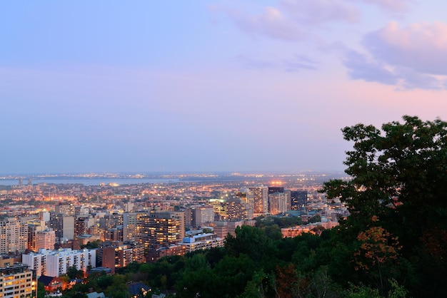 Montreal al anochecer con rascacielos urbanos vistos desde Mont Royal