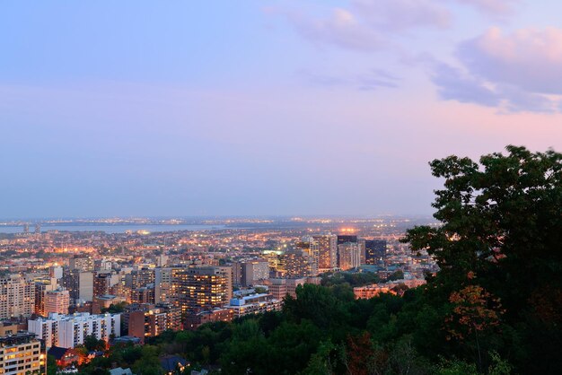 Montreal al anochecer con rascacielos urbanos vistos desde Mont Royal