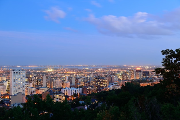 Montreal al anochecer con rascacielos urbanos vistos desde Mont Royal