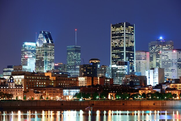 Montreal sobre el río al atardecer con luces de la ciudad y edificios urbanos