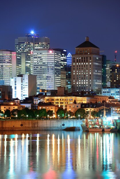 Montreal sobre el río al atardecer con luces de la ciudad y edificios urbanos