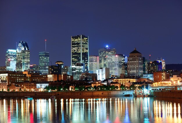 Montreal sobre el río al atardecer con luces de la ciudad y edificios urbanos