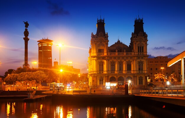 Monumento a Colón en la noche. Barcelona