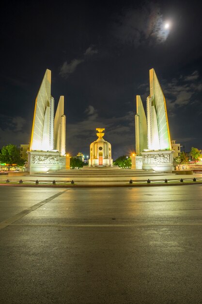 Monumento a la democracia en la noche Bangkok Tailandia