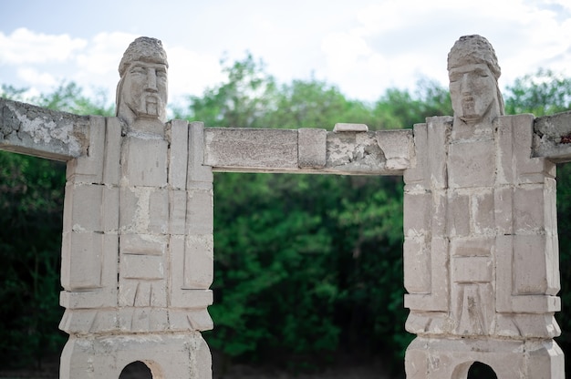 Foto gratuita monumento de hombres tomados de la mano haciendo una escultura circular en moldavia