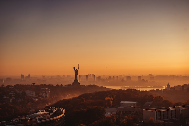 Monumento de la madre patria al atardecer. En Kiev, Ucrania.