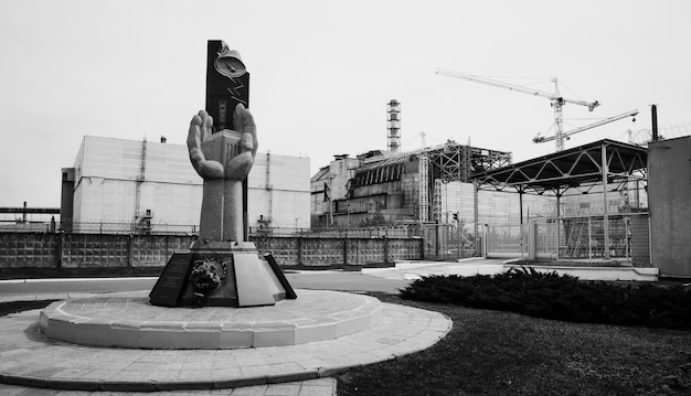 Foto gratuita monumento a los moribundos en la tragedia de la planta de energía nuclear de fondo de chernobyl fotografía en blanco y negro