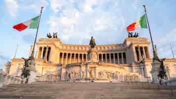 Foto gratuita monumento a victor emmanuel ii en roma al atardecer italia