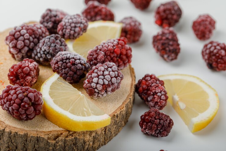 Foto gratuito moras congeladas con rodajas de limón