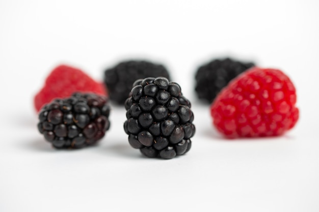 Moras, frambuesas y arándanos aislado sobre un fondo blanco.