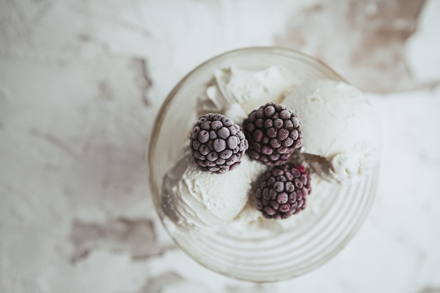 Foto gratuita moras en un vaso con vista superior de helado sobre un blanco con textura